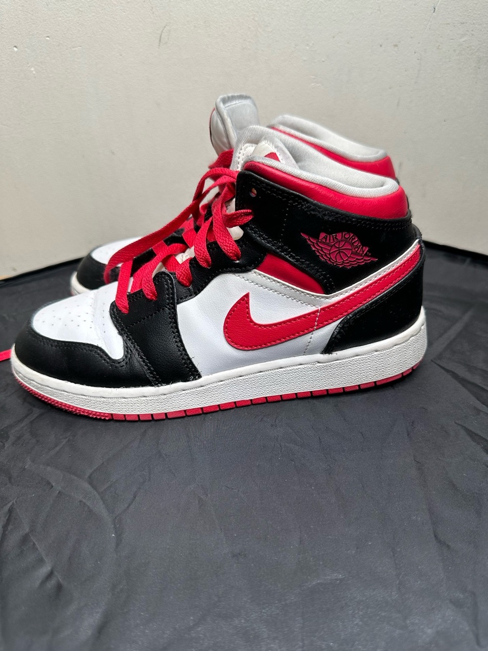 AIR JORDAN 1 MID (GS) BLACK / VERY BERRY - WHITE BIG KIDS 554725-016 SIZE 4Y
